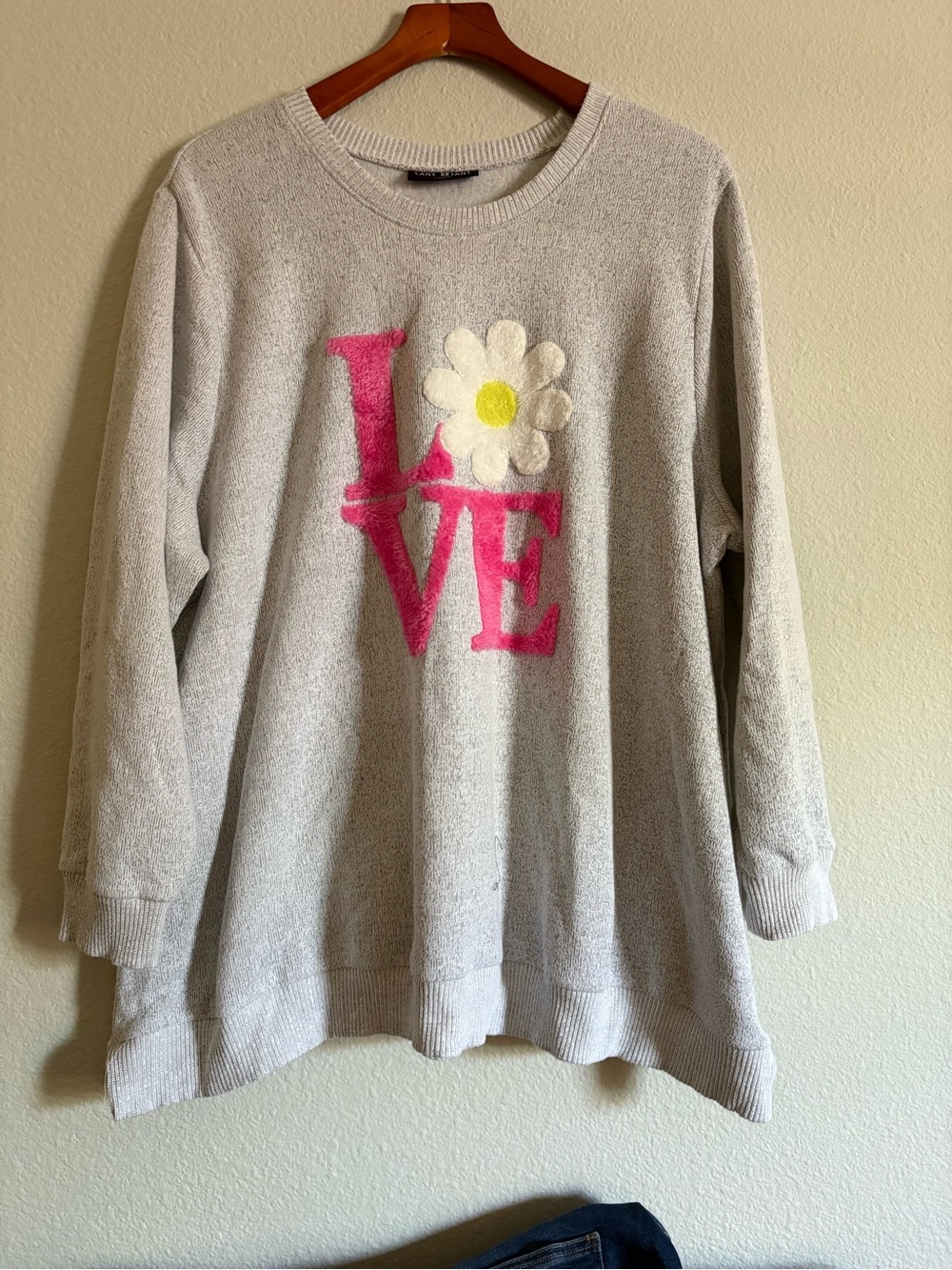 EUC Lane Bryant Light Gray Crewneck Sweater with Pink LOVE & White Daisy - Picture 1 of 7